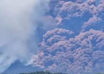 Video/ “Zgjohet” vullkani Etna, tymi i zi ‘vërshon’ në qiell