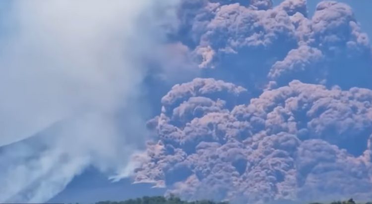 Video/ “Zgjohet” vullkani Etna, tymi i zi ‘vërshon’ në qiell