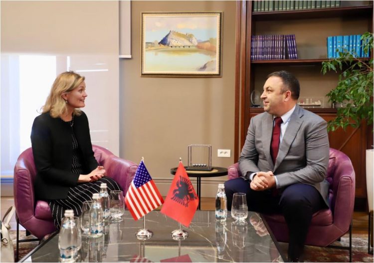 Ministri Hoxha pret në takim Të Ngarkuarën me Punë të SHBA, ja për çfarë diskutuan
