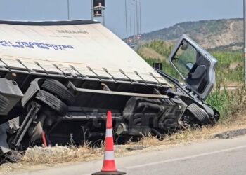Aksident në Fier, shoferit të kamionit i bllokohet timoni dhe përfundon në kanal