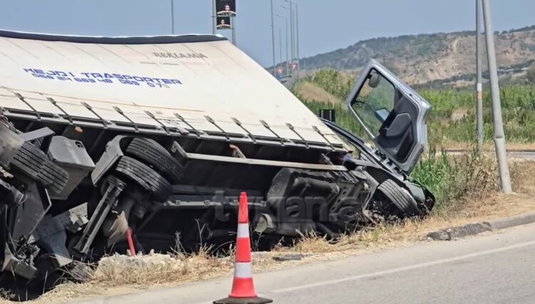 Aksident në Fier, shoferit të kamionit i bllokohet timoni dhe përfundon në kanal