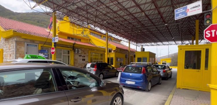 “U gjetën 6 kg heroinë”, arrestohen drejtuesi i mjetit dhe 4 policë në Kapshticë