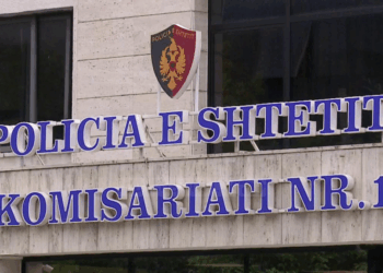 “30 vjeçarja theu xhamin në komisariat”,Policia e Tiranës:Asnjë lloj dhune ndaj saj!