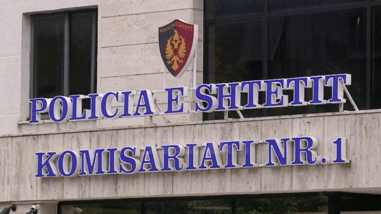 “30 vjeçarja theu xhamin në komisariat”,Policia e Tiranës:Asnjë lloj dhune ndaj saj!