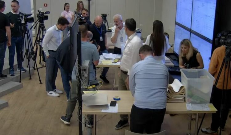 Hapen në KQZ katër kuti të Vlorës, rezultojnë mbi 2 mijë fletë votimi të papërdorura