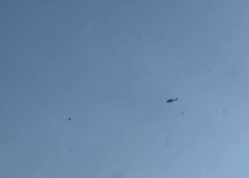 Zjarri në fshatin Hoshtimë, nis ndërhyrja nga ajri me helikopter