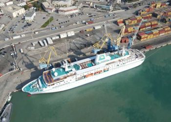 Kroçera “MV Deutschland” me 463 turistë në bord mbërrin në Portin e Durrësit