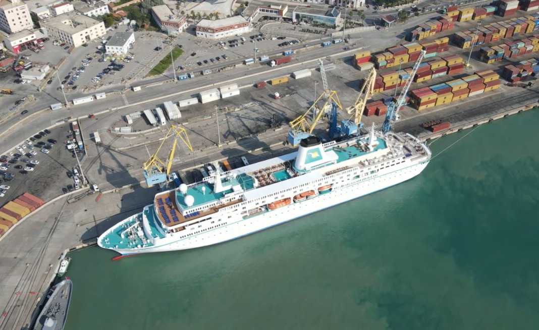 Kroçera  MV Deutschland  me 463 turistë në bord mbërrin në Portin e Durrësit