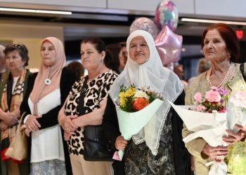 Osmani nderon nënat e Srebrenicës me Medalje Presidenciale