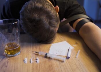 Mjekët: Kureshtja për drogën shtyn të rinjtë