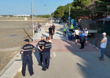 Lirohen hapësirat publike në plazhin e Velipojës