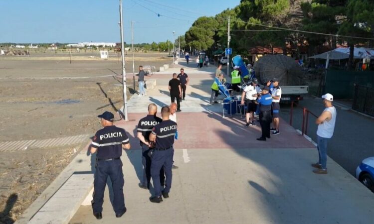 Lirohen hapësirat publike në plazhin e Velipojës