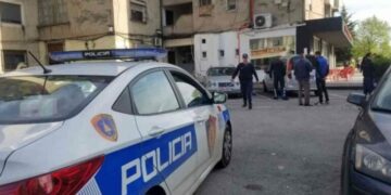 Ushtroi dhunë psikologjike ndaj babait, procedohet 60-vjeçari. E pëson edhe mjeku..