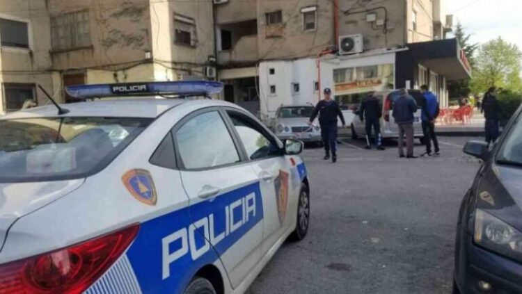 Ushtroi dhunë psikologjike ndaj babait, procedohet 60-vjeçari. E pëson edhe mjeku..