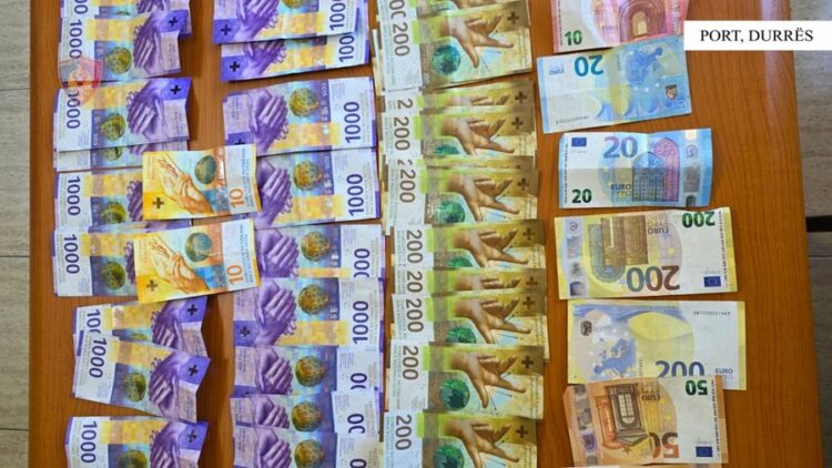 Durrës/Sekuestrohen mbi 22 mijë franga zvicerane dhe qindra euro, të fshehura në…
