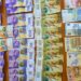 Durrës/Sekuestrohen mbi 22 mijë franga zvicerane dhe qindra euro, të fshehura në…