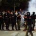 (FOTOT) Beograd, përplasje polici e protestuses/ Kërkohet dorëheqja e Vuçiç dhe..