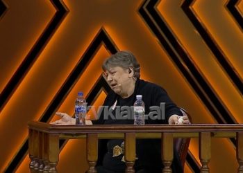 “Vajza më hëngri paratë!” Nëna e 3 fëmijëve ngelet në derë të huaj