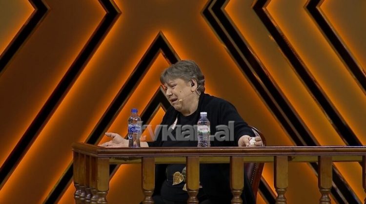 “Vajza më hëngri paratë!” Nëna e 3 fëmijëve ngelet në derë të huaj