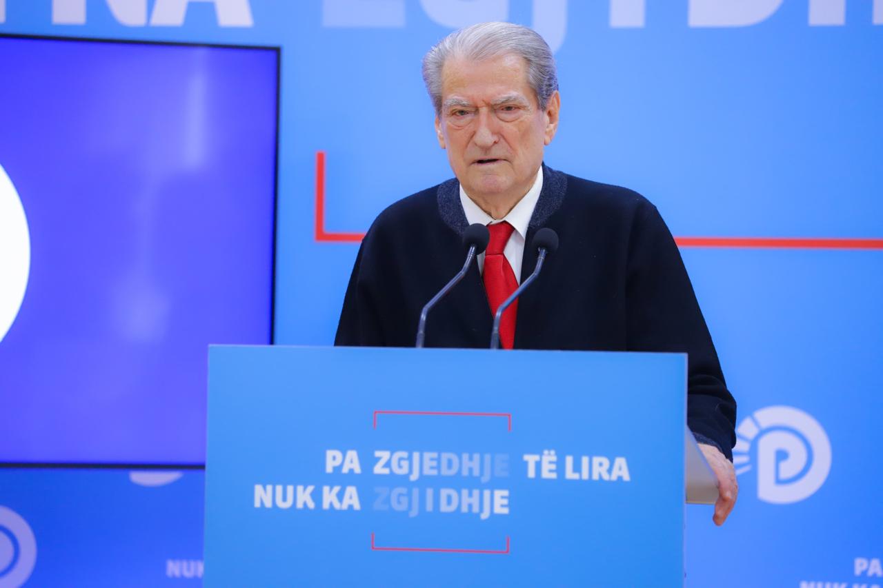 Sali Berisha zbulon arsyen e largimit të komandantit të Gardës  U shkarkua sepse 
