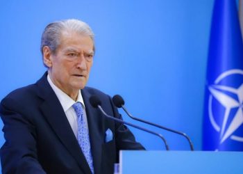 U shua në moshën 78-vjeçare, Berisha mban një minutë heshtje për Bujar Bukoshin