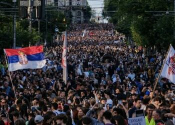 Studentët në Serbi paralajmërojnë mosbindje civile nëse nuk shpallen zgjedhjet e..