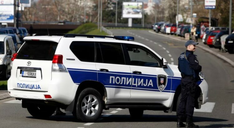 Serbia arreston tre persona nën dyshimet se planifikonin “ndryshimin e pushtetit”