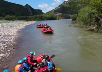 Për rafting në Shkumbin/ Të huajt zgjedhin Shqipërinë edhe për sportet e aventurës