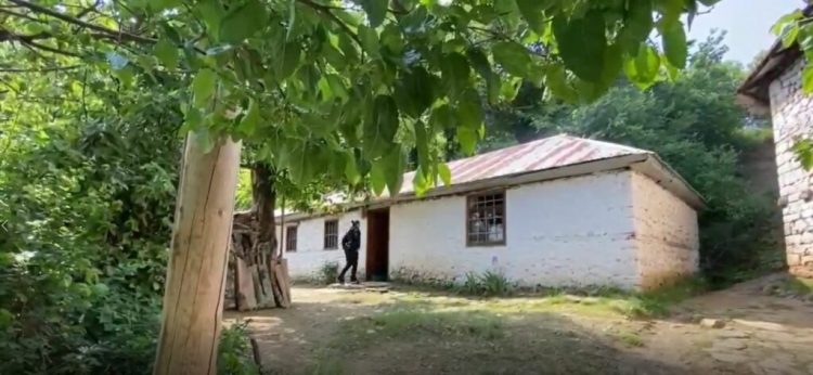 Vrasja e 65-vjeçarit në Klos/Të afërmit: Si u gjet viktima në rrugë nga elektricisti