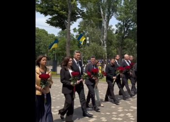 Ukrainë/ Spiropali merr pjesë në ceremoninë e nderimit të heronjve të luftës