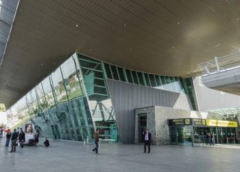 Për gjykim 5 shtetas/ U kthyen nga Stambolli me valixhe me ilaçe e 300 mijë € cash