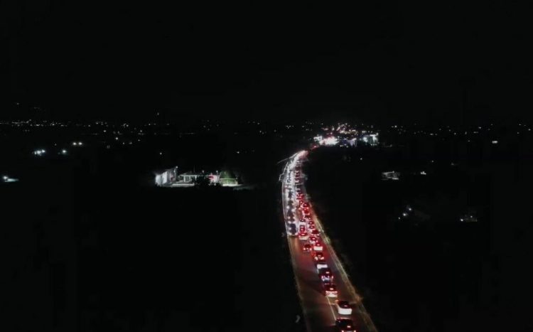 Fundjava në Shëngjin/ ‘Paralizohet’ Lezha, radhët kilometrike të makinave