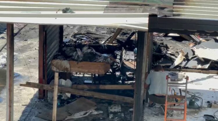 Zjarri në tregun industrial në Durrës/Policia:U shkaktua nga një shkëndijë elektrike