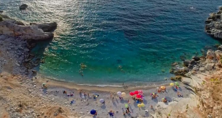 Qershori nis me fluks turistësh, plazhet e Vlorës gati për sezonin veror