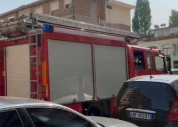 La ndezur një pajisje elektroshtëpiake/ Përfshihet nga flakët një banesë në Vlorë