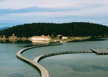 Turistë gjermanë në Manastirin e Zvernecit/ Vlerësojnë akitekturën e peisazhin