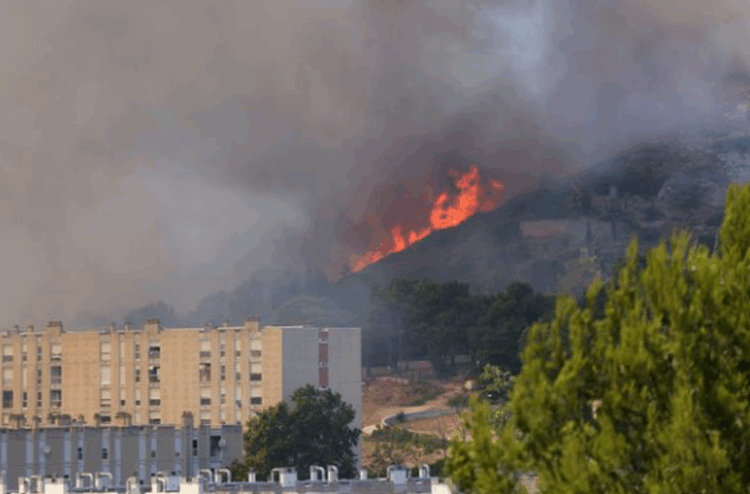 Francë/Zjarri shkrumbon pyjet dhe i afrohet Marsejës, mbyllet aeroporti