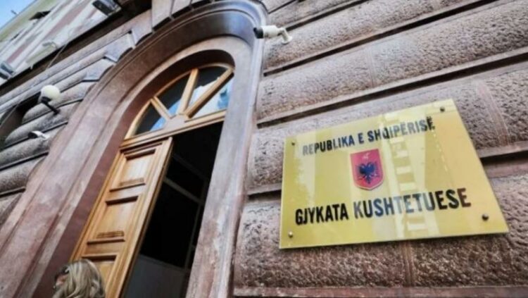 Iu sekuestrua telefoni nga SPAK, “Kushtetuesja”: Qytetares i është cënuar e drejta