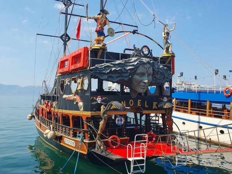 Anijet turistike drejt Sazan-Karaburunit, rreth 9 mijë turistë vetëm në qershor