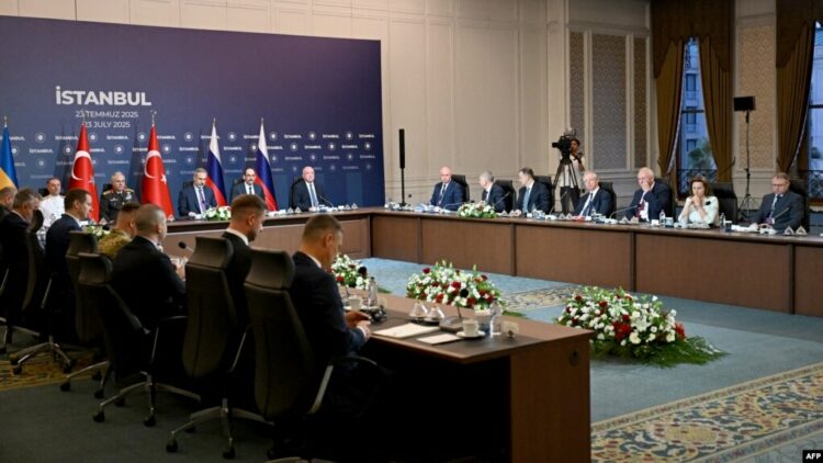 Rusia dhe Ukraina zhvillojnë bisedime në Turqi