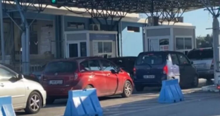 Korçë/ Tentoi të kalonte 3 emigrantë të huaj drejt Greqisë, arrestohet marokeni