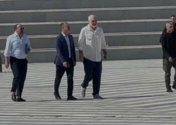 Rama shkon në Vlorë, vizitë të papritur në Bashki