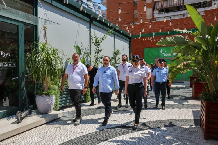 Lirimi i hapësirave publike në kryeqytet, ministri Hoxha zbret në terren