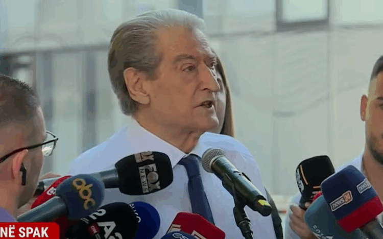 Berisha paraqitet në SPAK, lexon para mediave mesazhin që la aty për Altin Dumanin
