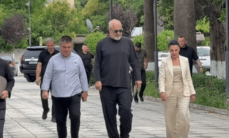 Lirimi i hapësirave publike/ Rama vizitë në Fier, takim me zyrtarët