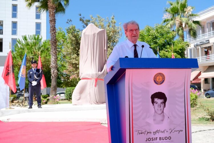 Berisha përkujton heroin e parë të demokracisë: Frymëzim për mbarë shqiptarët