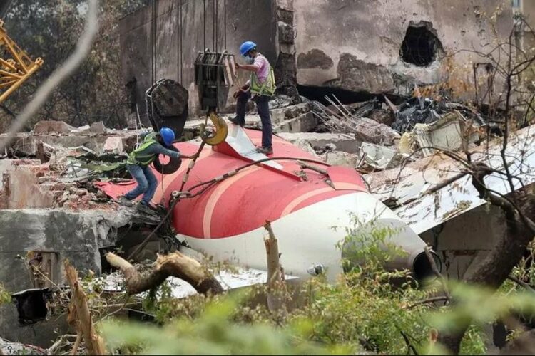 Hetimet për rrëzimin e avionit zbulojnë se motorët e Air India u fikën nga pilotët