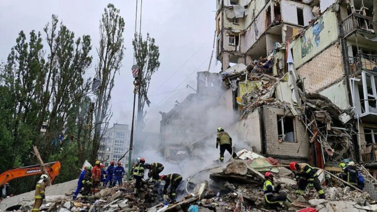 Rëndohet bilanci i viktimave nga sulmet ruse në Kiev, 145 persona të plagosur