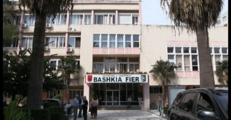 Babai përdhunoi të bijën/Bashkia Fier në ndihmë të nënës: Bonus qiraje dhe vend pune