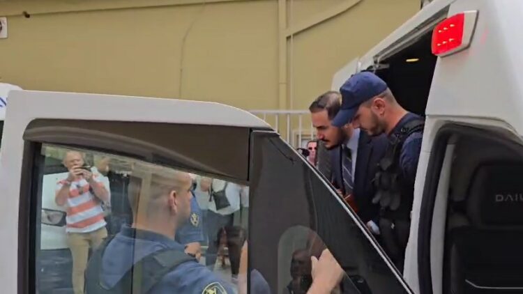 FOTO/Kërkon lirimin me kusht, Ervin Salianji mbërrin në Gjykatën e Fierit